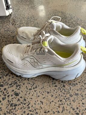 Saucony White and Light Yellow Women's Running Shoes Guide 18